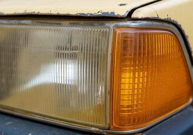 복원 전 변색된 헤드라이트